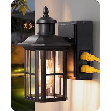 Imagem de EDISHINE Luzes de parede externas com tomada GFCI, luz de varanda com sensor de movimento para casa, luminárias externas do crepúsculo ao amanhecer, arandela de parede externa à prova d'água para