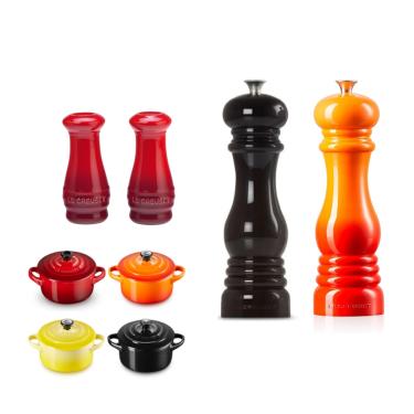 Imagem de KIT LE CREUSET 4 MINI COCOTTES PEG PRETO SALEIRO/PIMENTEIRO E MOEDOR PIMENTAL/SAL COLORIDOS
