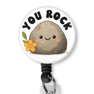Imagem de Carretel de crachá You Rock – Lindo porta-crachá motivacional para enfermeiros, professores e funcionários de escritório – Pedra sorridente com clipe de identificação retrátil de flor – Presente de