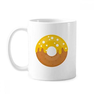 Imagem de Caneca de cerâmica de cerâmica com rosquinha de creme amarelo para sobremesa de comida doce