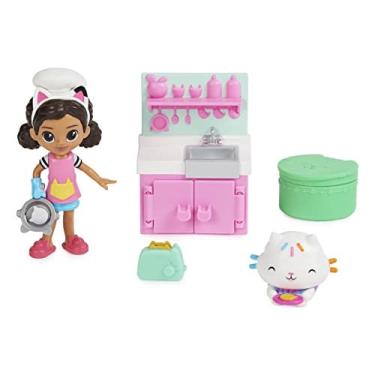Imagem de Conjunto Cozinha Gabby/s Dollhouse p/ Almoço e Lanche c/ 2 Bonecos de Brinquedo, Acessórios e Móvel, p/ Crianças + 3
