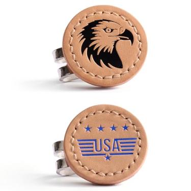 Imagem de Kumi Living Marcadores de bola de golfe feitos à mão para homens e mulheres em relevo com couro genuíno curtido vegetal presente para amantes de golfe, conjunto de 2, clipes de chapéu incluídos