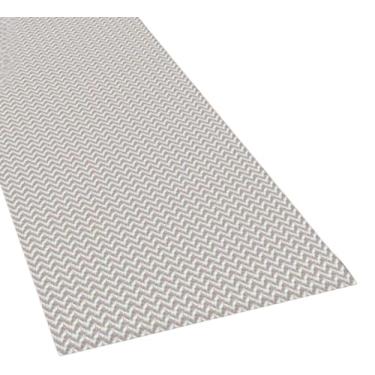 Imagem de Tapete com Padrão Chevron, Cinza e Branco, Design Geométrico em Zigue-zague