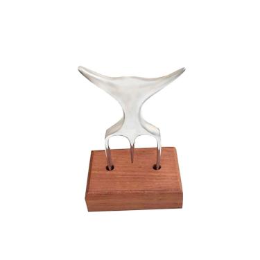 Imagem de Garfo de Churrasco Tridente com Suporte de Madeira Alumínio Fundido Formato Ergonômico para Assados Prata Garra 15,5CM