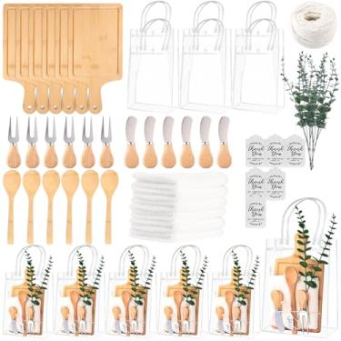 Imagem de 6 conjuntos de prêmios de chá de bebê para o vencedor do jogo, presentes de bambu, tábua de queijo, garfo, colher, talos artificiais de eucalipto com cartões e sacos de presente, lembrancinhas de