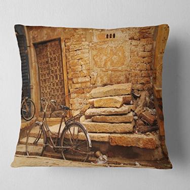 Imagem de Foto Designart bicicleta contra a paisagem marrom parede sala de estar, sofá, almofada de alta qualidade + capa de almofada impressa em ambos os lados 66 cm x 66 cm
