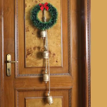 Imagem de 4 sinos de vaca vintage galvanizados grandes em corda – Conjunto de sinos de vaca da sorte, decoração de parede de metal feito à mão para casa, jardim, pátio – Sinos de fazenda Boho em decoração de