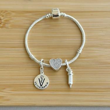 Imagem de Pulseira profissão com 3 berloques: veterinária, seringa e separador coração cravejado - banhados a prata