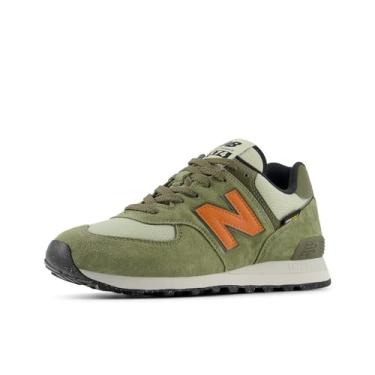 Imagem de New Balance Tênis unissex adulto 574 V2 Season, Olivina escura/argila interna/preto, 6.5 Wide Women/5 Men