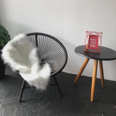 Imagem de Poltrona Cadeira Acapulco Com Manta Pelúcia Pelego Marrom/ Branco - Ahz Móveis