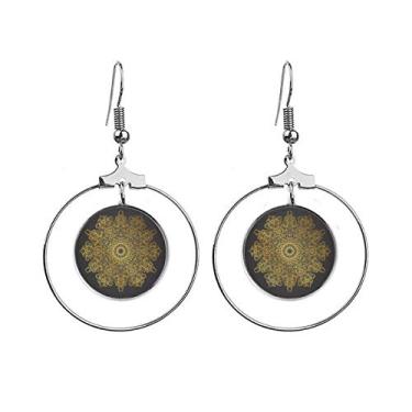 Imagem de Brincos de argola com argola pendurada, cultura alfandegária tailandesa