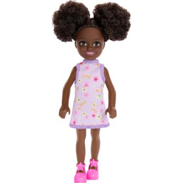 Imagem de Boneca Barbie Chelsea de 6 polegadas com vestido floral roxo e sapatos rosa