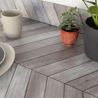 Imagem de Adesivo Amadeirado Chevron Cinza - Grudado