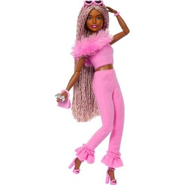 Imagem de Barbie Boneca estilo deluxe #10 cm roupa Barbiecore, tranças rosa e marrom, top rosa macio e conjunto de calça com gola peluda e acessórios divertidos