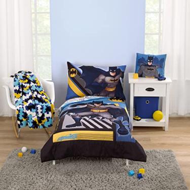 Imagem de Jogo de cama infantil Warner Brothers Batman The Caped Crusader, azul-marinho, cinza e amarelo, 4 peças – Edredom, lençol de baixo com elástico, lençol de cima e fronha reversível