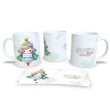 Imagem de Caneca de Natal Mágica com Árvore de Natal Decorada, Porcelana Branca, Design Aquarela em Verde e Rosa, Mensagem Festiva em Português (15782)