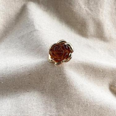 Imagem de Broche Rosa de Resina Tartaruga e Metal Dourado - Camila Vanni