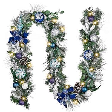 Imagem de Valery Madelyn Guirlanda de Natal pré-iluminada com luzes para manto, guirlanda de Natal iluminada ao ar livre com bola azul prateada e fitas para escadas domésticas, lareira, mesa, centro de mesa