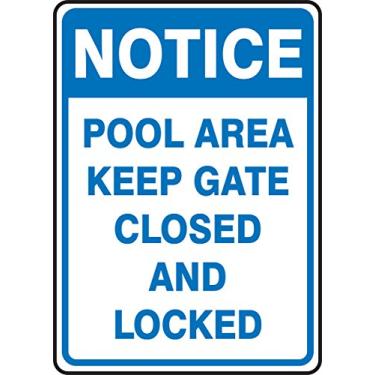 Imagem de Accuform Placa adesiva Dura-Vinil MADM700XV, legenda "Aviso área da piscina mantenha o portão fechado e bloqueado", 35,5 cm de comprimento x 25,4 cm de largura x 0 cm de espessura, azul sobre branco