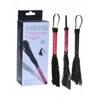 Imagem de Chicote Em Couro Luxury Fetish Chicote Erótico em Vinil com Franjas de Camurça SM003