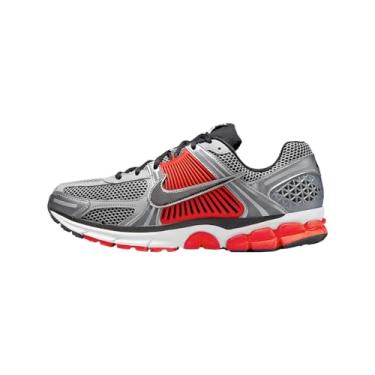 Imagem de Nike Tênis masculino Zoom Vomero 5, Prata metálica/prata plana/carmesim claro/preto, 45