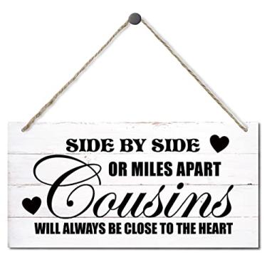 Imagem de Placa decorativa Side By Side Or Miles Apart Cousins Will Always Be Close To The Heart, Placa de arte de parede de madeira impressa, placa de madeira para decoração de parede, placa de madeira