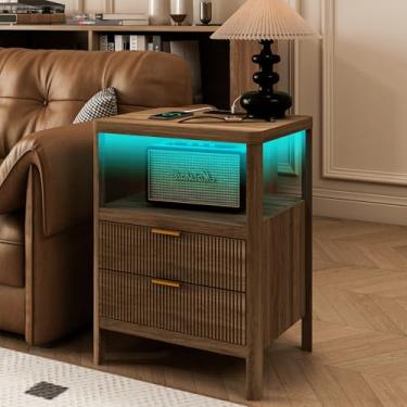 Imagem de Mesa de cabeceira com estação de carregamento, 2 gavetas modernas mesas de cabeceira com armazenamento, mesa de cabeceira canelada para quarto e sala de estar (marrom nogueira)