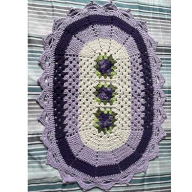 Imagem de Tapete de Crochê Oval Decorativo, Design em Square, Roxo e Lilás com Detalhes em Verde, Feito à Mão