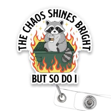 Imagem de SODAVA Carretel de crachá engraçado de guaxinim – Porta-identidade retrátil com citação Dumpster Fire Chaos com clipe giratório, acessório de crachá de nome de trabalho fofo para enfermeiros, técnicos