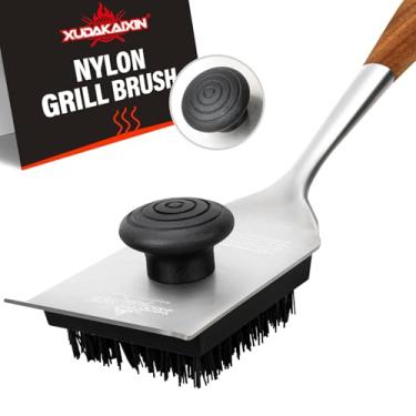 Imagem de XUDAKAIXIN Escova e raspador de grelha, design de aderência dupla, acessórios de limpeza de churrasco extra fortes, cerdas de nylon seguras para churrasco, escova de limpeza tripla para grelhas de
