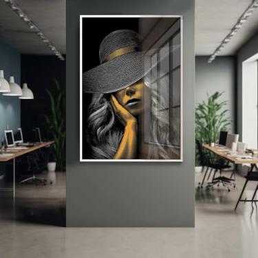Imagem de Quadro Decorativo com Moldura e Acrilico Cristal Vidro Mulher Dourada Chapéu Arte Sala Quarto Hall
