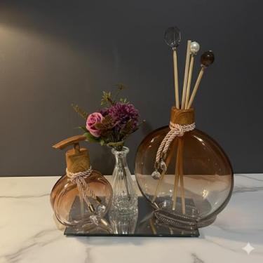Imagem de Kit Aromatizador Difusor e Saboneteira Luxo para Decoração – Presente Elegante com Frascos em Vidro Âmbar(Madeira,Com Bandeja e Vaso)