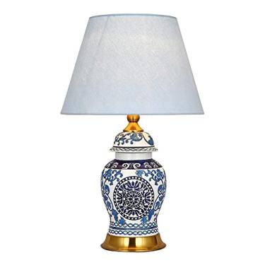 Imagem de Abajur de mesa em porcelana azul e branca estilo Chinoaserie, com pintura criativa, ideal para quarto, mesa de cabeceira ou escritório.