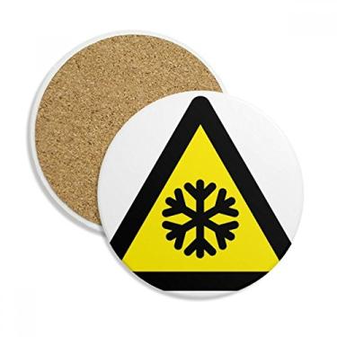 Imagem de Símbolo de aviso amarelo preto neve estrada gelo triângulo copo copo copo proteção mesa pedra absorvente