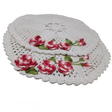 Imagem de Tapete Branco Com Flor De Crochê Artesanal