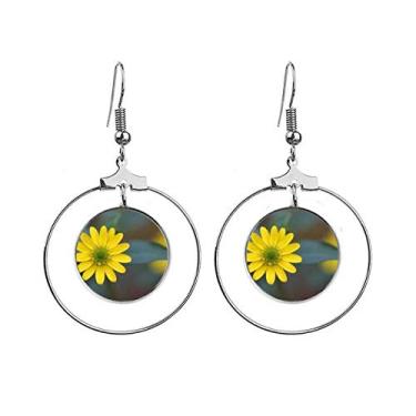 Imagem de Brincos de crisântemo verde com flores amarelas e argola pendentes
