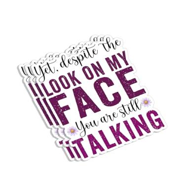Imagem de (3 peças) Yet Despite The Look On My Face You're Still Talking Adesivo Engraçado Citações Sarcásticas Frases Inspiradoras Decalque Vinil para Tumbler Laptop Kindle Garrafas de Água Tablet Livros