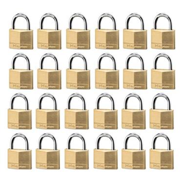 Imagem de Master Lock Cadeado de latão maciço 140D com chave diferente com corpo de 4,4 cm de largura, manilha de 1/4 polegada, pacote com 24