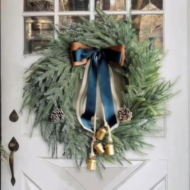 Imagem de Guirlanda de Natal artificial com laço azul marinho, sinos dourados, pinhas, decoração tradicional de porta de férias, verde de pinheiro sintético