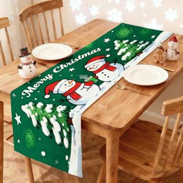 Imagem de Caminho de mesa de Natal 33 x 91 cm - Decoração de mesa de jantar de cozinha de inverno impressa Feliz Natal bonecos de neve em chapéus e cachecóis em fundo verde corredor para decoração de casa