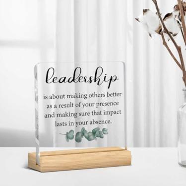 Imagem de Gifts for Leader Boss Mentor Leadership Quote Clear Desk Decorative Sign Leadership is About Making Others Better Sayings Placa acrílica com suporte de madeira para prateleira de mesa