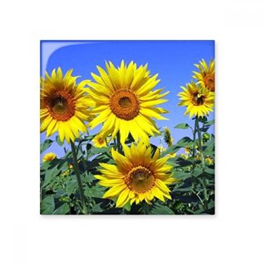 Imagem de Azulejo de cerâmica brilhante com flores de sol, girassóis, céu azul, decalque brilhante de tijolos esmaltados