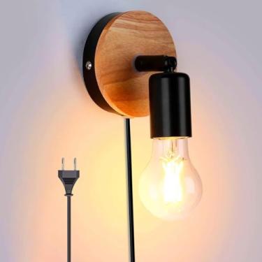 Imagem de Luminária de parede vintage para interiores com interruptor e tomada, giratória 360°+90°, em madeira, estilo retrô industrial, na cor preta, ideal para quarto, sala de estar e escada.