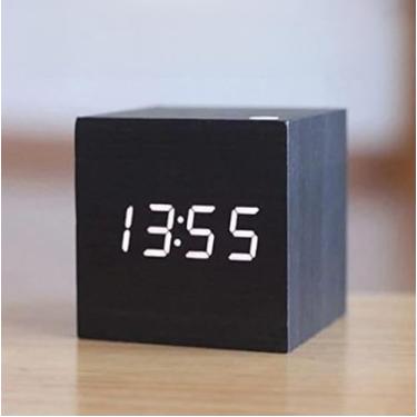 Imagem de Relógio Despertador Digital Cubo LED, 6,3x6,3x6,3 cm, Controle por Som, Display Hora e Temperatura, Acabamento Madeira, Marrom