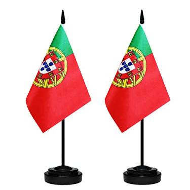 Imagem de Conjunto de bandeiras de mesa de Portugal, pacote com 2 bandeiras de mesa portuguesas, pequena bandeira de mesa com mastro preto sólido de 30,5 cm, base preta, bandeira de mesa em miniatura
