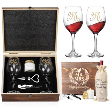 Imagem de LOMEVE Presentes de noivado para casais, presente de chá de panela, presentes de casamento para recém-casados - conjunto de 2 taças de vinho, rolha e abridor de vinho, saco de vinho, vela perfumada