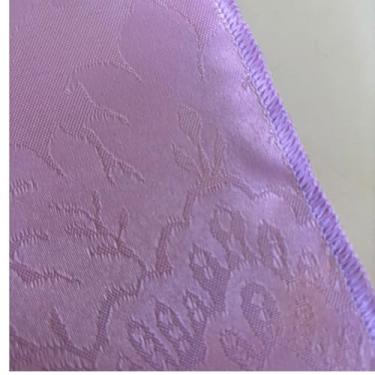 Imagem de Toalha de Mesa Quadrada em Jacquard Premium - Acabamento Overloque Perfeito, Elegante e Antiderrapante para Cozinha e Sala de Jantar(lilas)