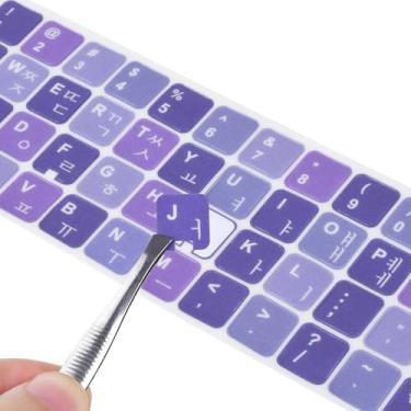 Imagem de Pacote com 2 adesivos de teclado coreano, adesivos de teclado coreano-inglês em fundo roxo com letras brancas, adesivos de substituição de letras de teclado coreano para laptop, desktop, notebook