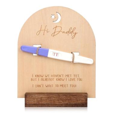 Imagem de Placa de anúncio de gravidez Hi Daddy para o pai, lembrança de teste de gravidez de madeira com base e corda revelada ao marido surpreenda o pai como presente para exibição