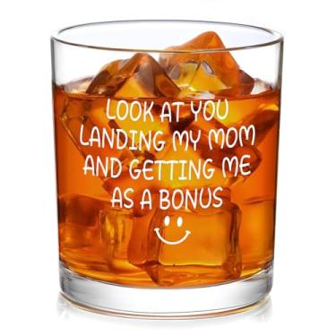 Imagem de Slugeren Bonus Dad Gifts, Look At You Landing My Mom And Getting Me as a Bonus Whiskey Glass, presente de aniversário e Natal para padrasto Bonus Dad da Stepchild, 283 g